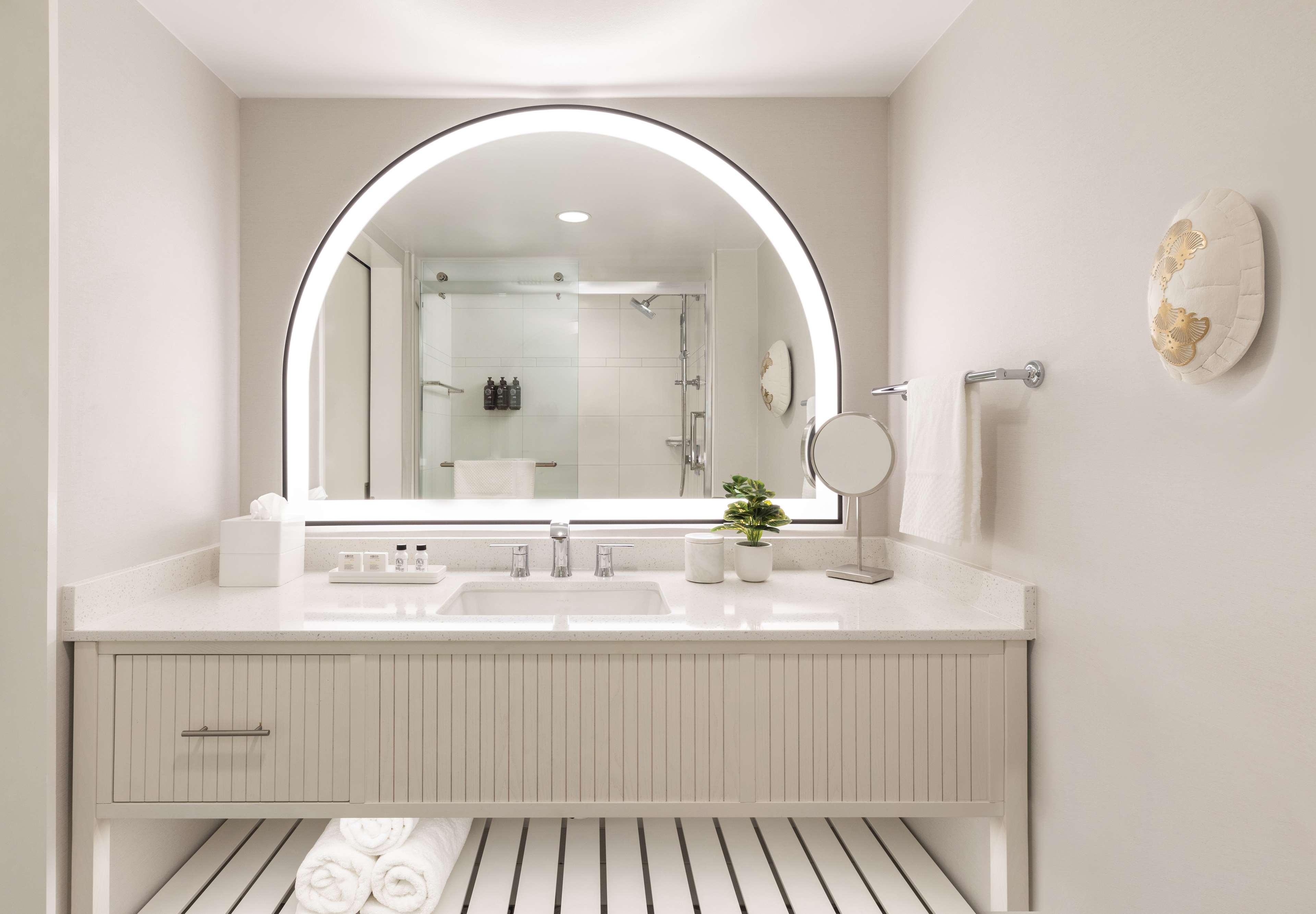 The Singer Oceanfront Resort, Curio Collection By Hilton Riviera Beach Εξωτερικό φωτογραφία