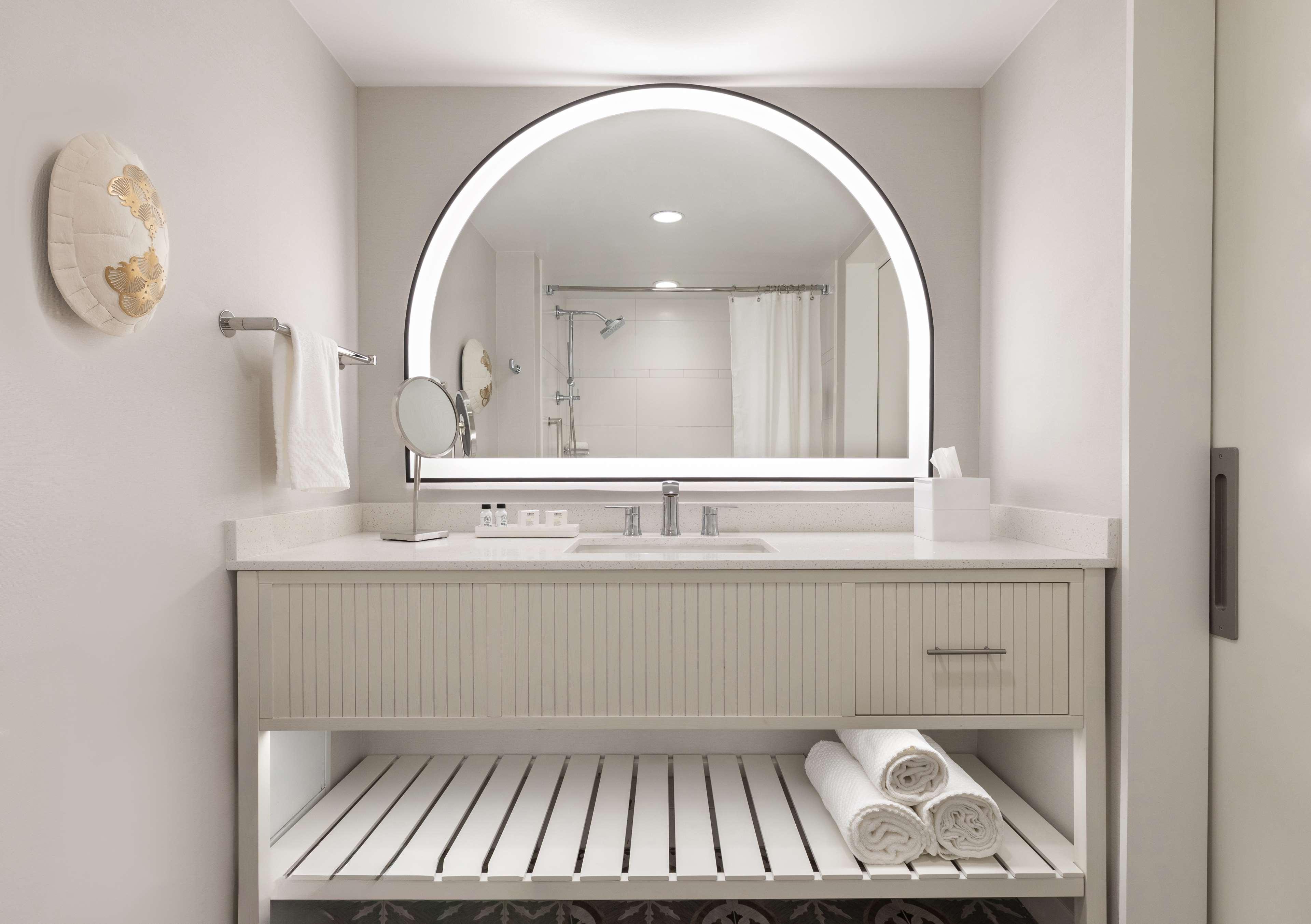 The Singer Oceanfront Resort, Curio Collection By Hilton Riviera Beach Εξωτερικό φωτογραφία