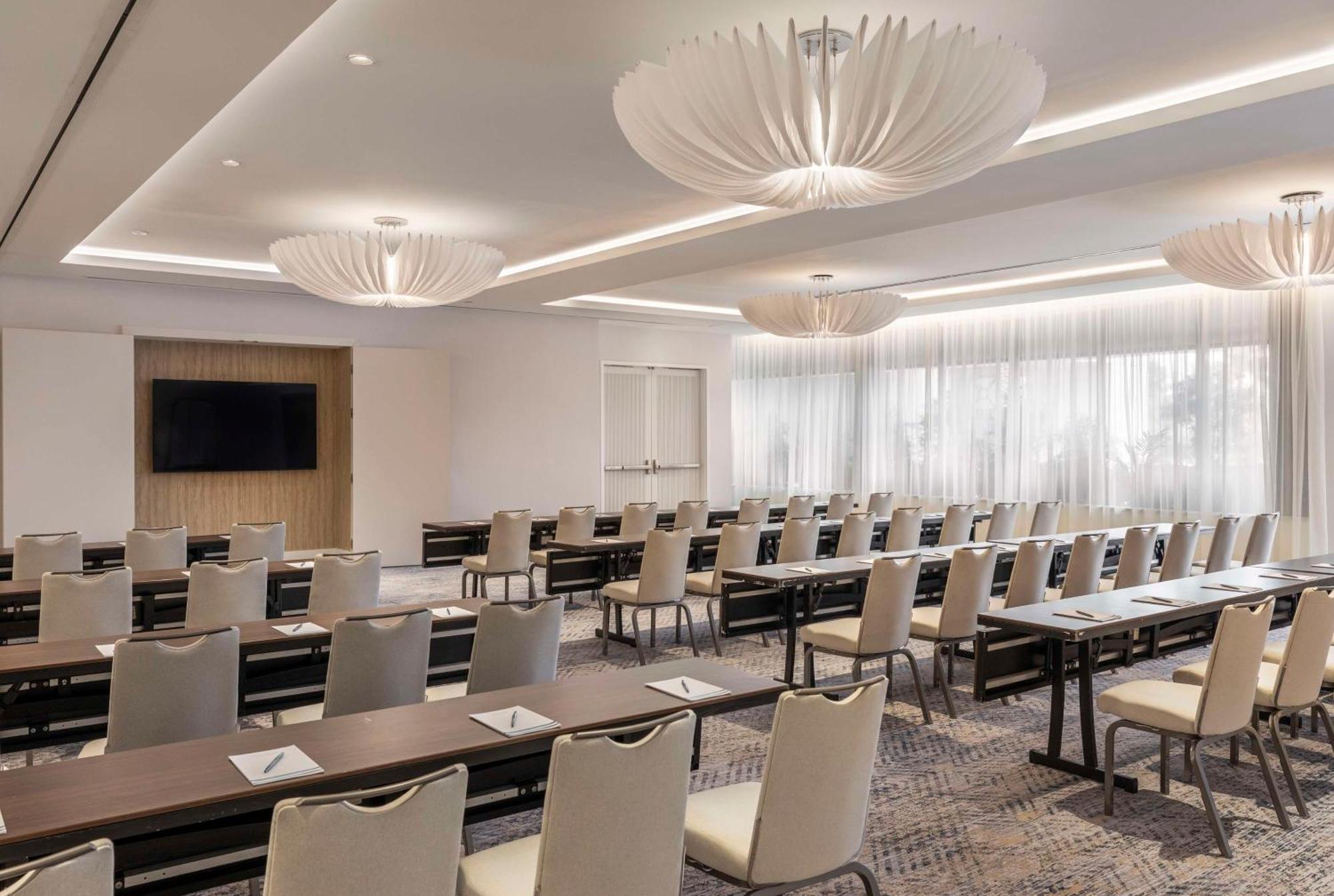 The Singer Oceanfront Resort, Curio Collection By Hilton Riviera Beach Εξωτερικό φωτογραφία